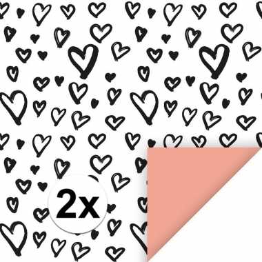 2x inpakpapier/cadeaupapier hartjes 200 x 70 cm wit/zwart/roze