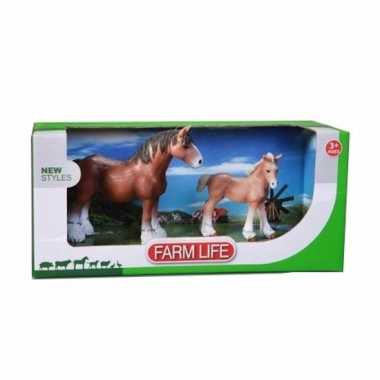Clydesdale paard met veulen plastic