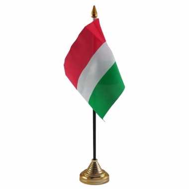 Feest hongarije tafelvlaggetje 10 x 15 cm met standaard