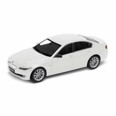 Modelauto bmw 535i 2010 wit schaal 1:24/20 x 8 x 6 cm