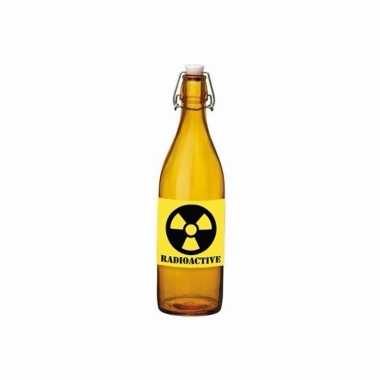Oranje fles met gifdrank en radioactive etiket