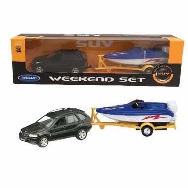 Volvo met boot op aanhanger speelgoed modelauto 1:60