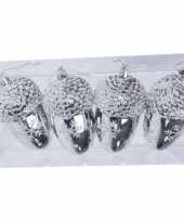Feest 4x kersthangers figuurtjes zilveren eikels 11 cm