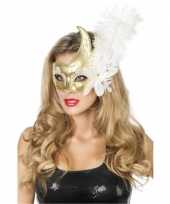 Feest carnaval oogmasker wit goud met grote bloem en veer