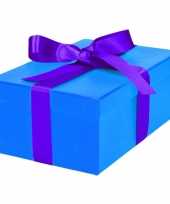 Feest kerst cadeautje blauw met paarse strik 21 cm