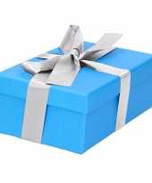 Feest kerst cadeautje blauw met zilveren strik 15 cm