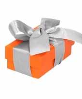 Feest kerst cadeautje oranje met zilveren strik 8 cm
