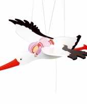 Feest roze baby op ooievaar van hout gemaakt